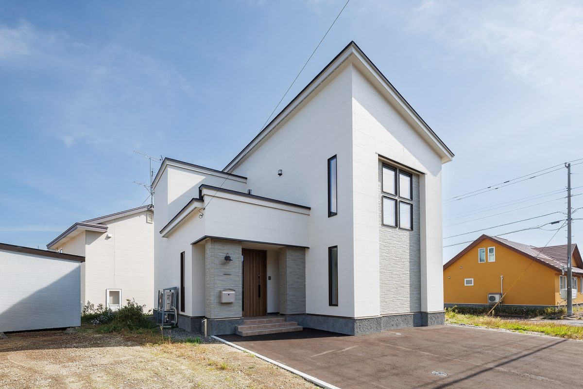 三角のヌックと吹抜けが生む開放感