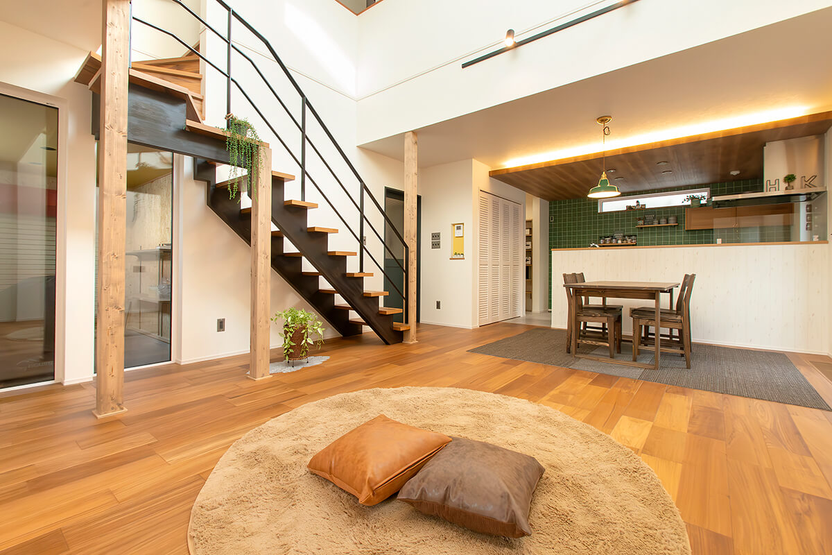 太陽と風と暮らす、バイクガレージのある家