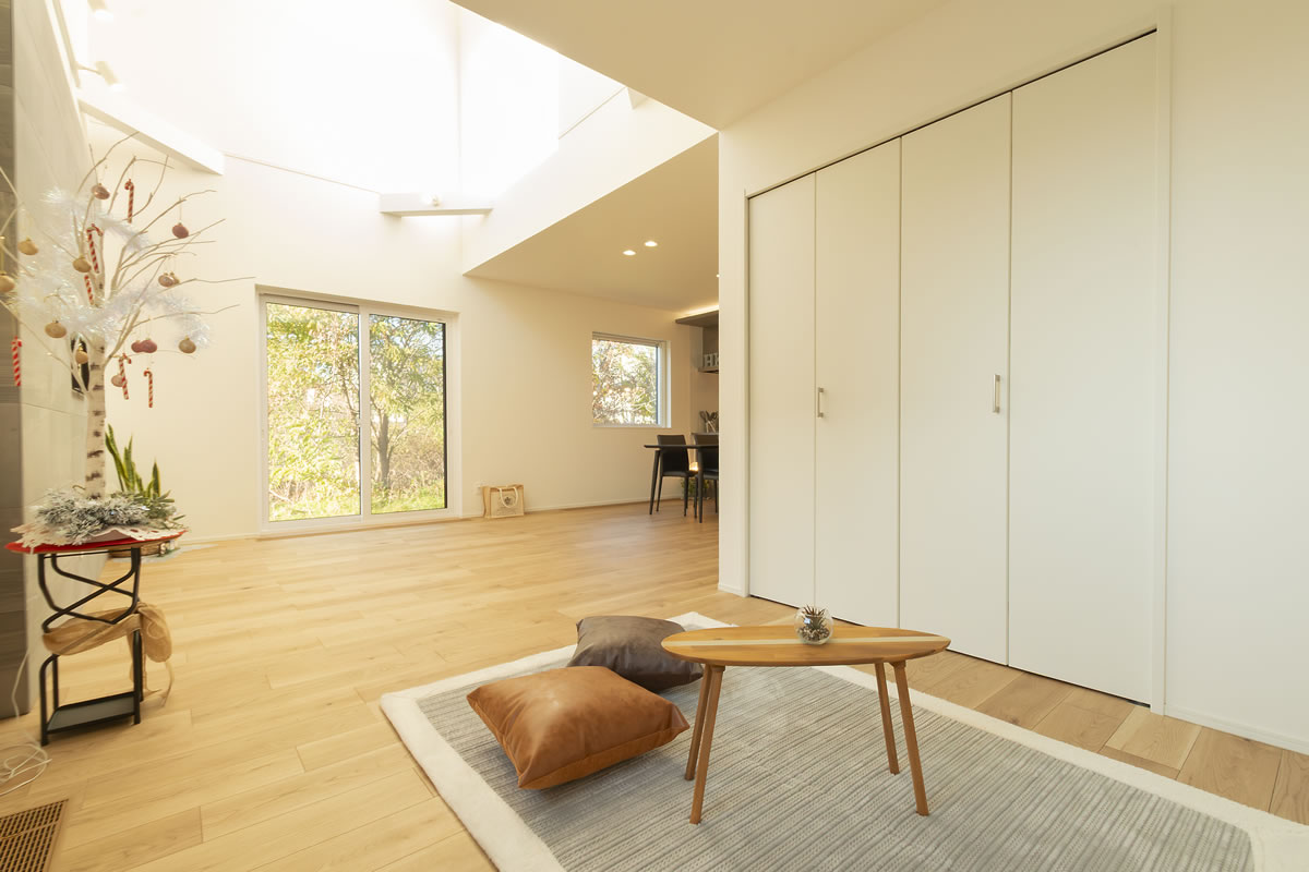 大きな吹き抜けと高窓の開放的な住まい