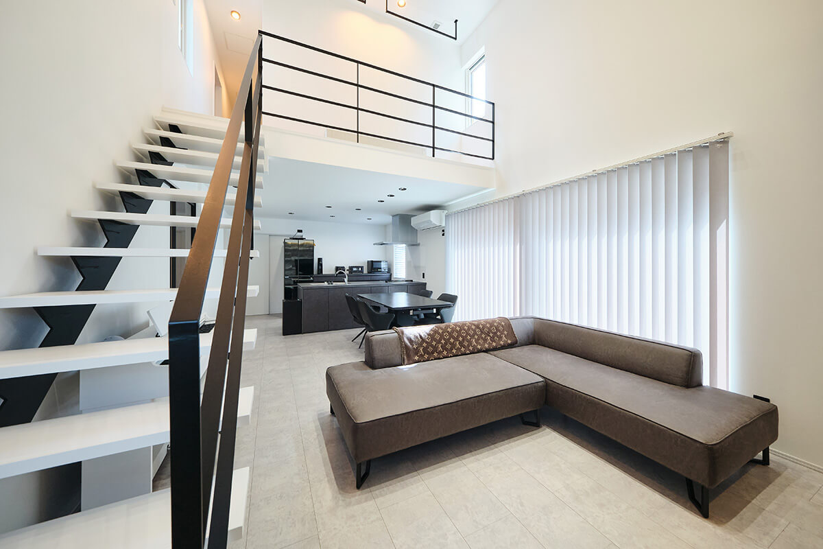 吹き抜けリビングに幸せが灯る癒しの住まい［リレア］