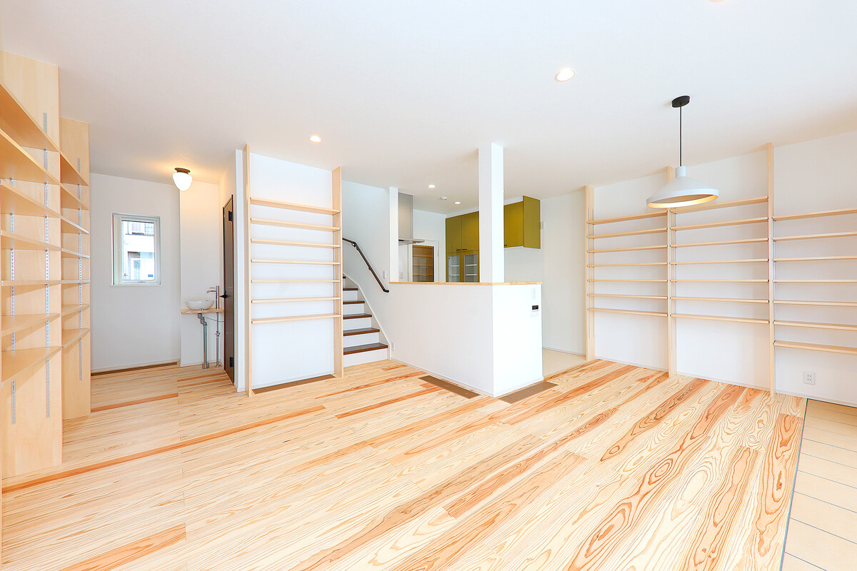 冬でも裸足で読書を楽しめる全室暖房の家