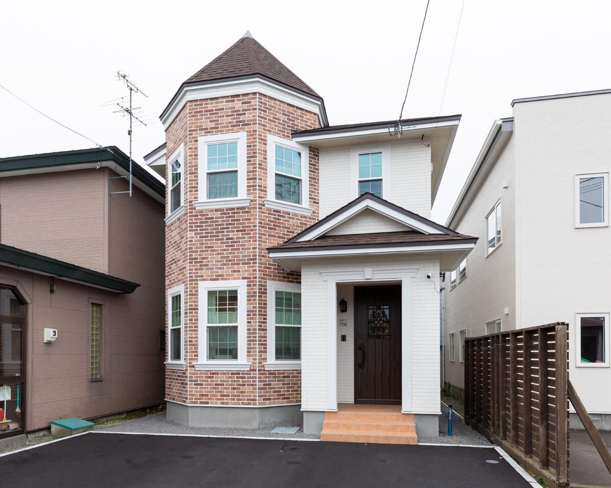 八角形の塔が美しい、職住一体の住まい