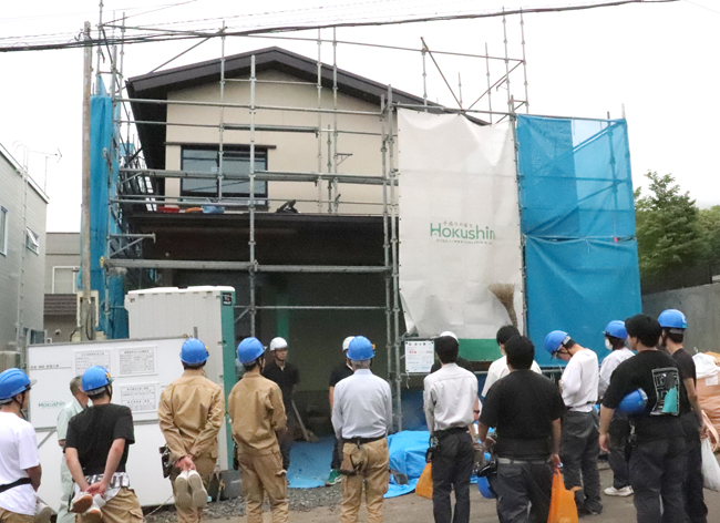 「大工の卵」が建築中の現場で学ぶ