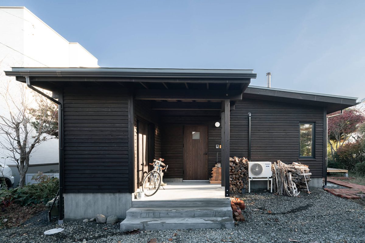 薪ストーブと和室にくつろぐ住まい