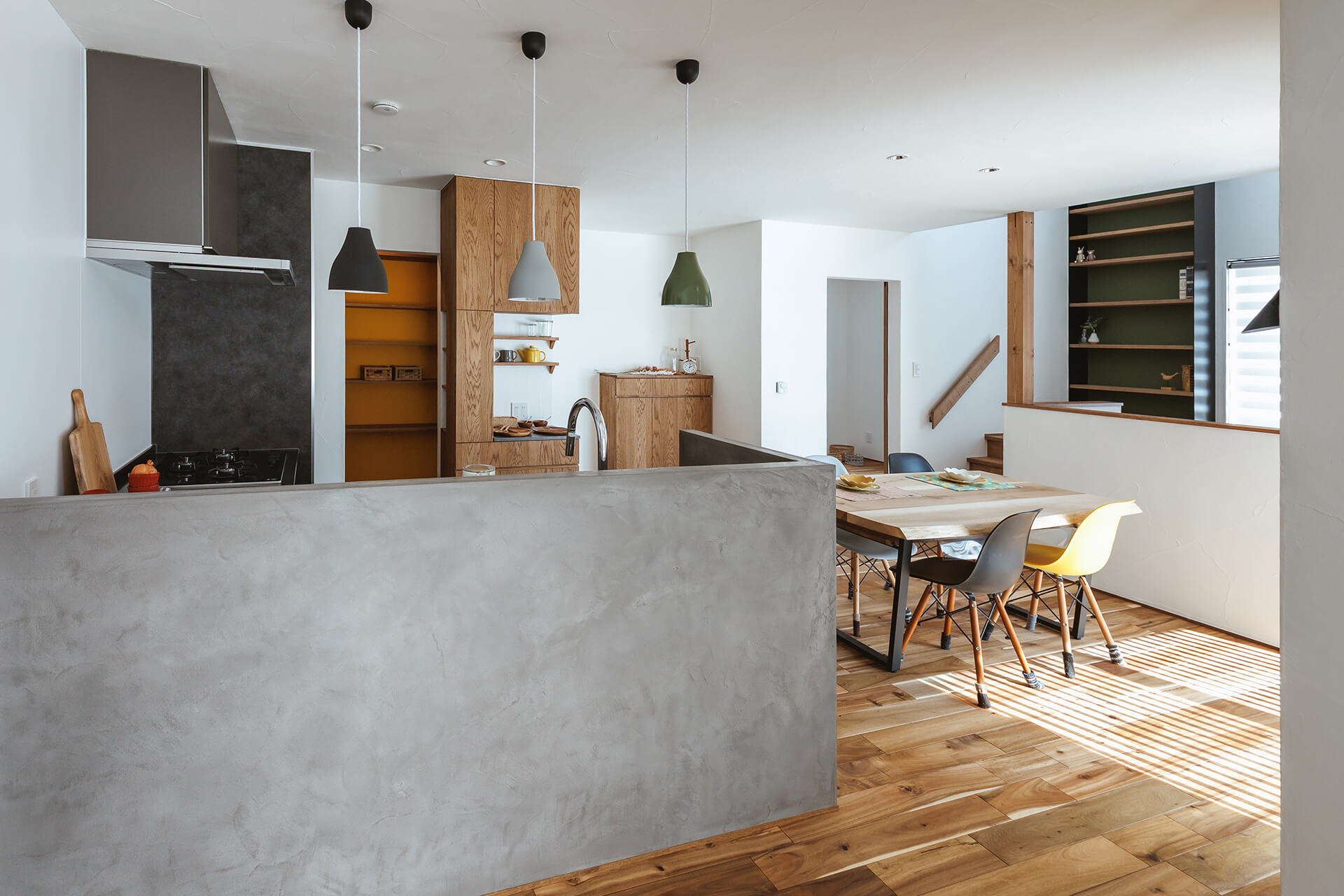 木のぬくもりとモダンなインテリアが調和する