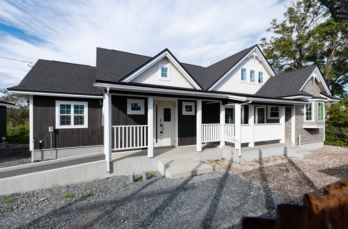 自然と暮らすカバードポーチのあるお家