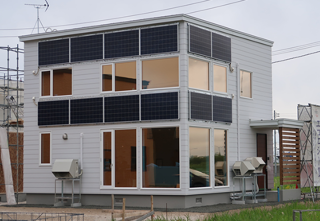 藤城建設 ZEH新モデルハウスをオープン – 外壁に3.3kWソーラーパネル