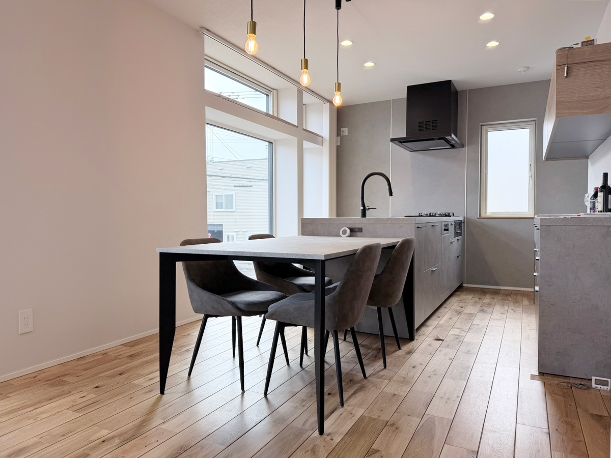 インナーガレージとカーポートを備えた屋上付き3階建住宅