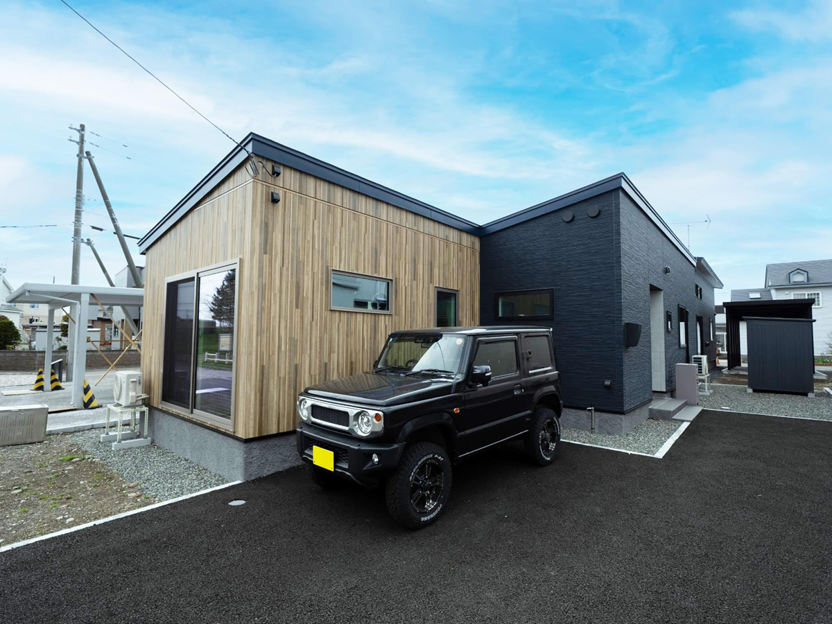 海を感じるリラックス空間とバーカウンターのあるお洒落な平屋