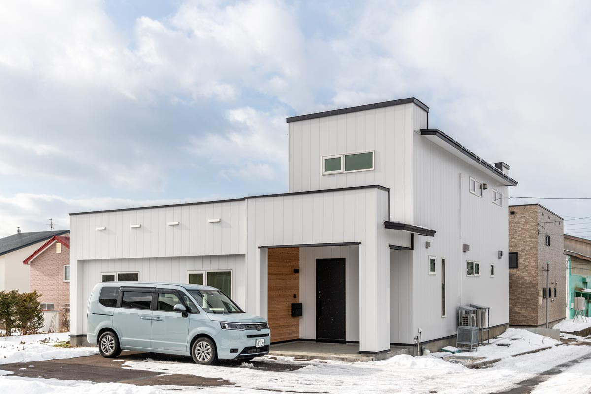 白と木のぬくもりに包まれる住まい